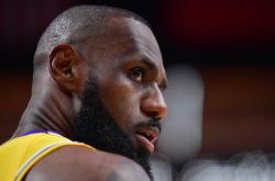 詹姆斯迎来十二赛季高光表现，雄鹿球迷沸腾！的简单介绍